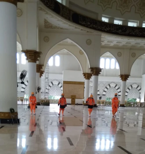 Foto Rumah Zakat Lakukan  Penyemprotan Disinfektan di Masjid Raya Mujahidin